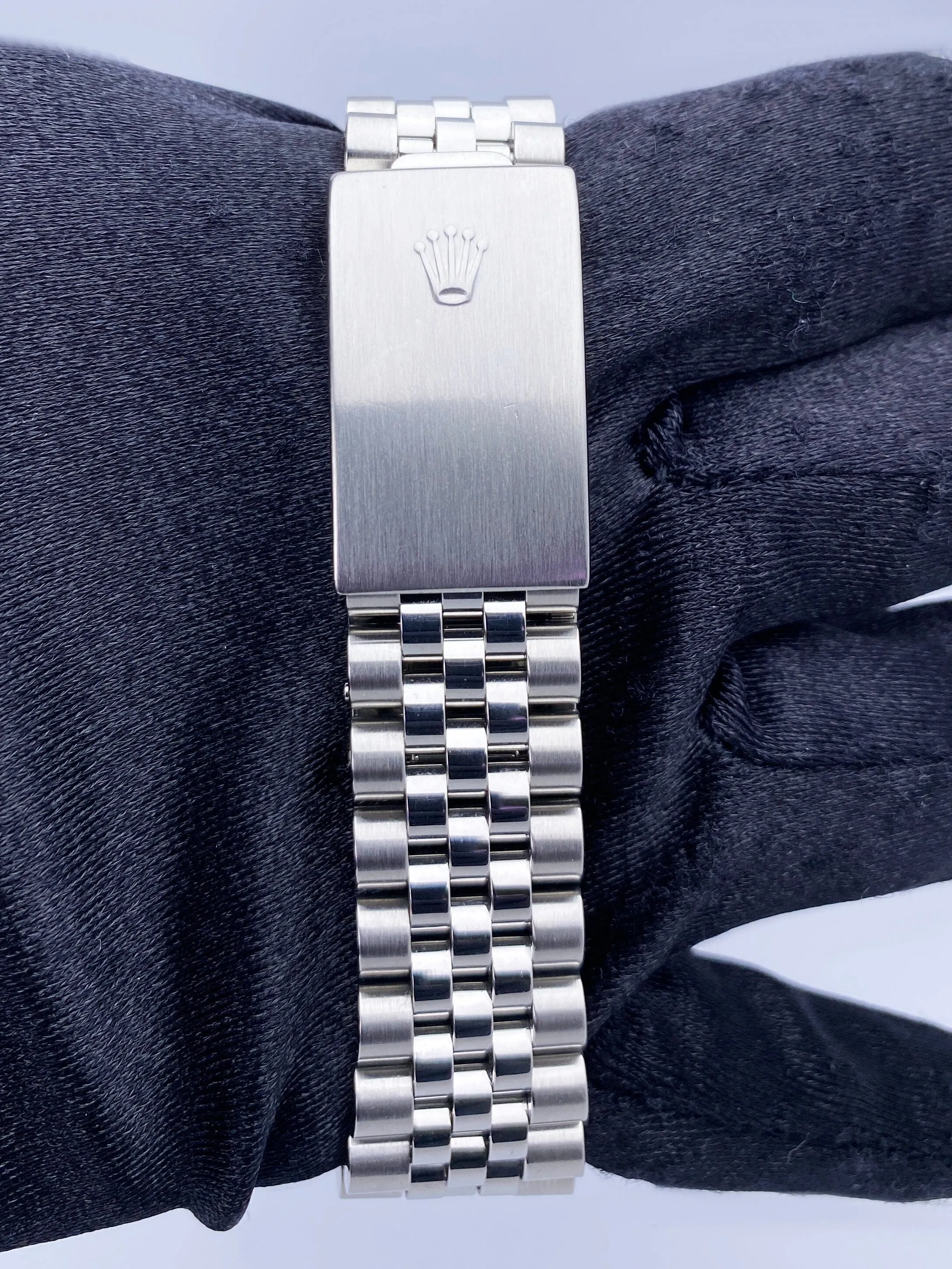 Rolex Oyster Perpetual Datejust 16220 Silver Dial Mens Watch.