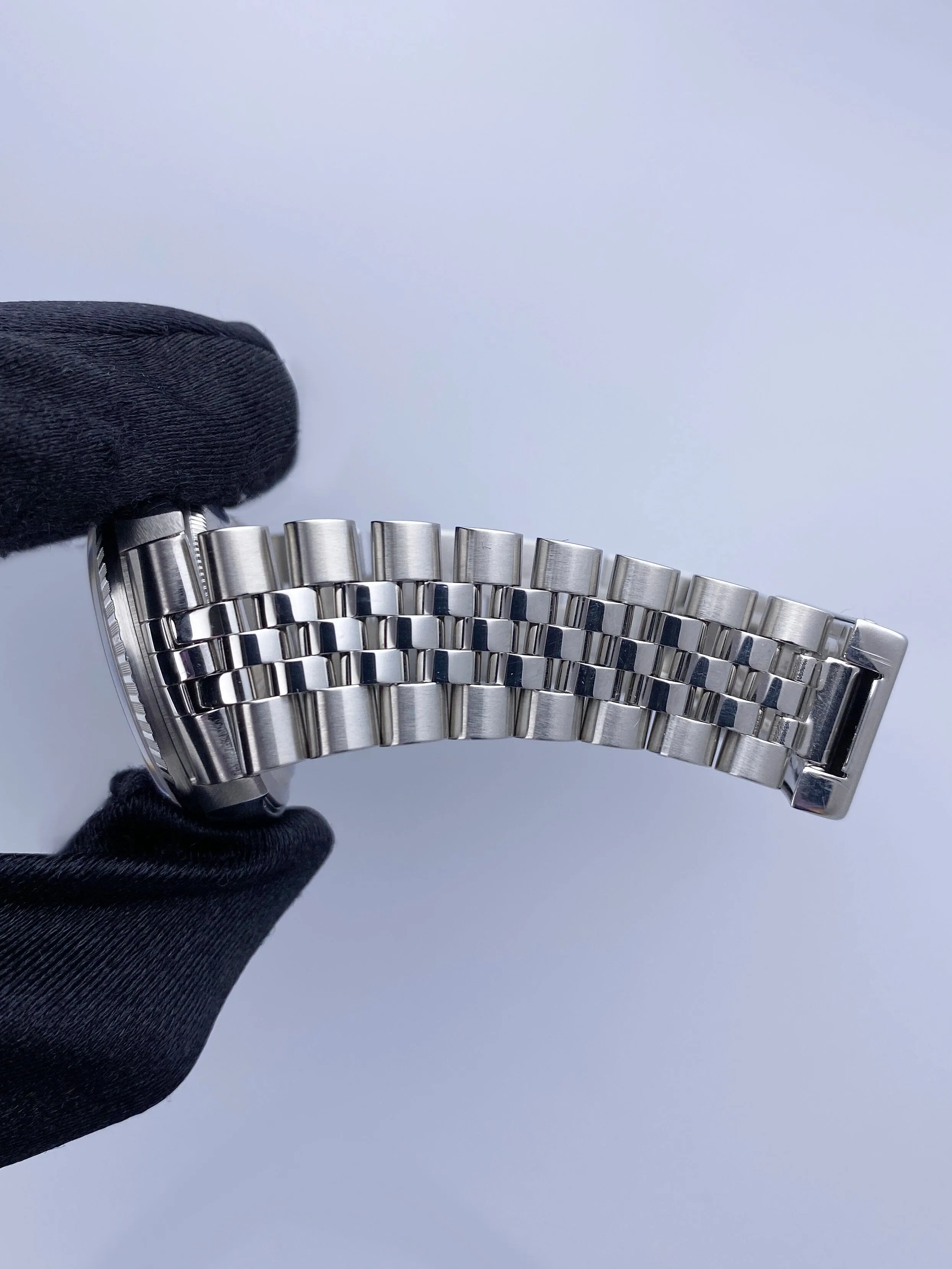 Rolex Oyster Perpetual Datejust 16220 Silver Dial Mens Watch.