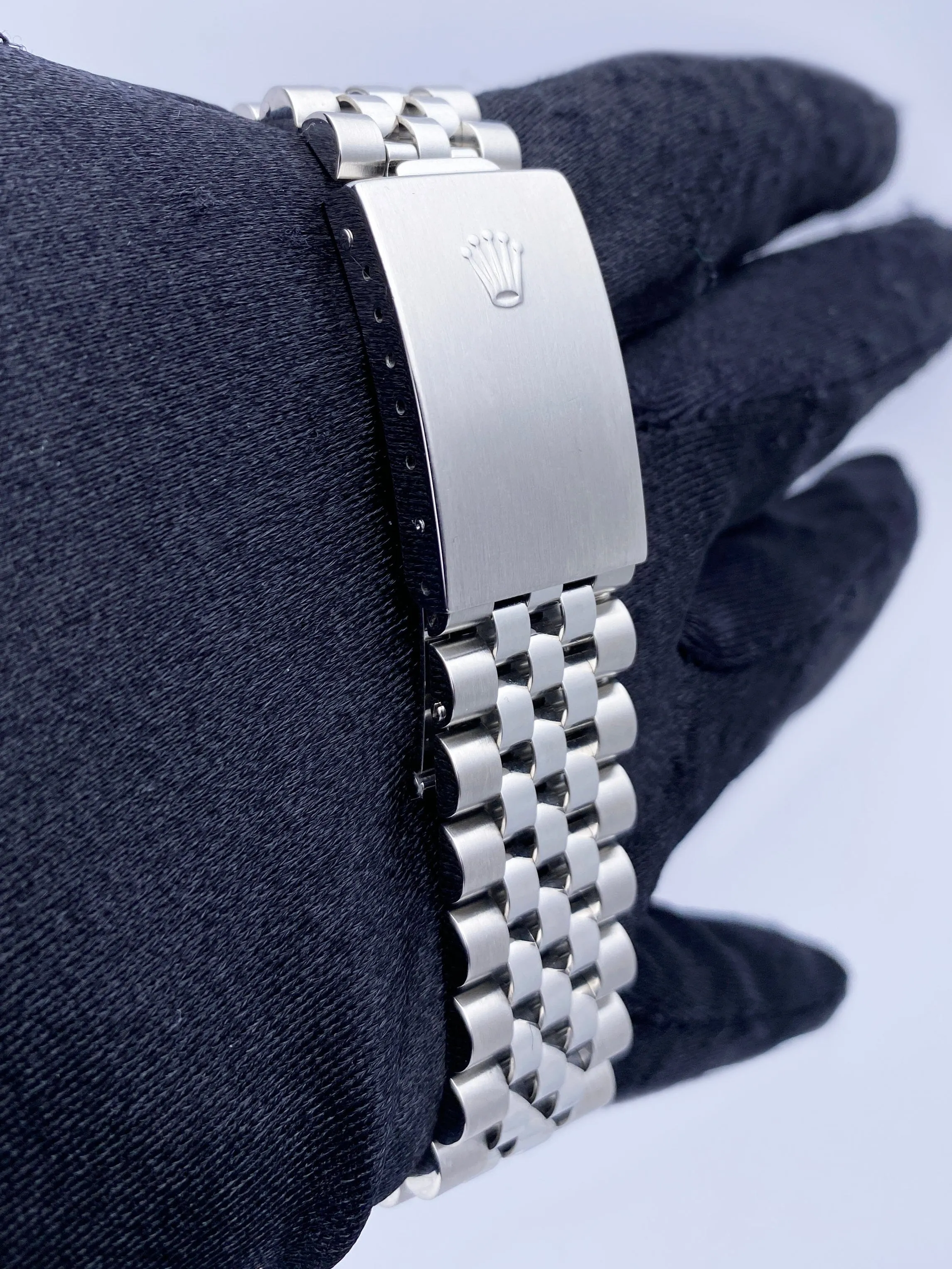 Rolex Oyster Perpetual Datejust 16220 Silver Dial Mens Watch.