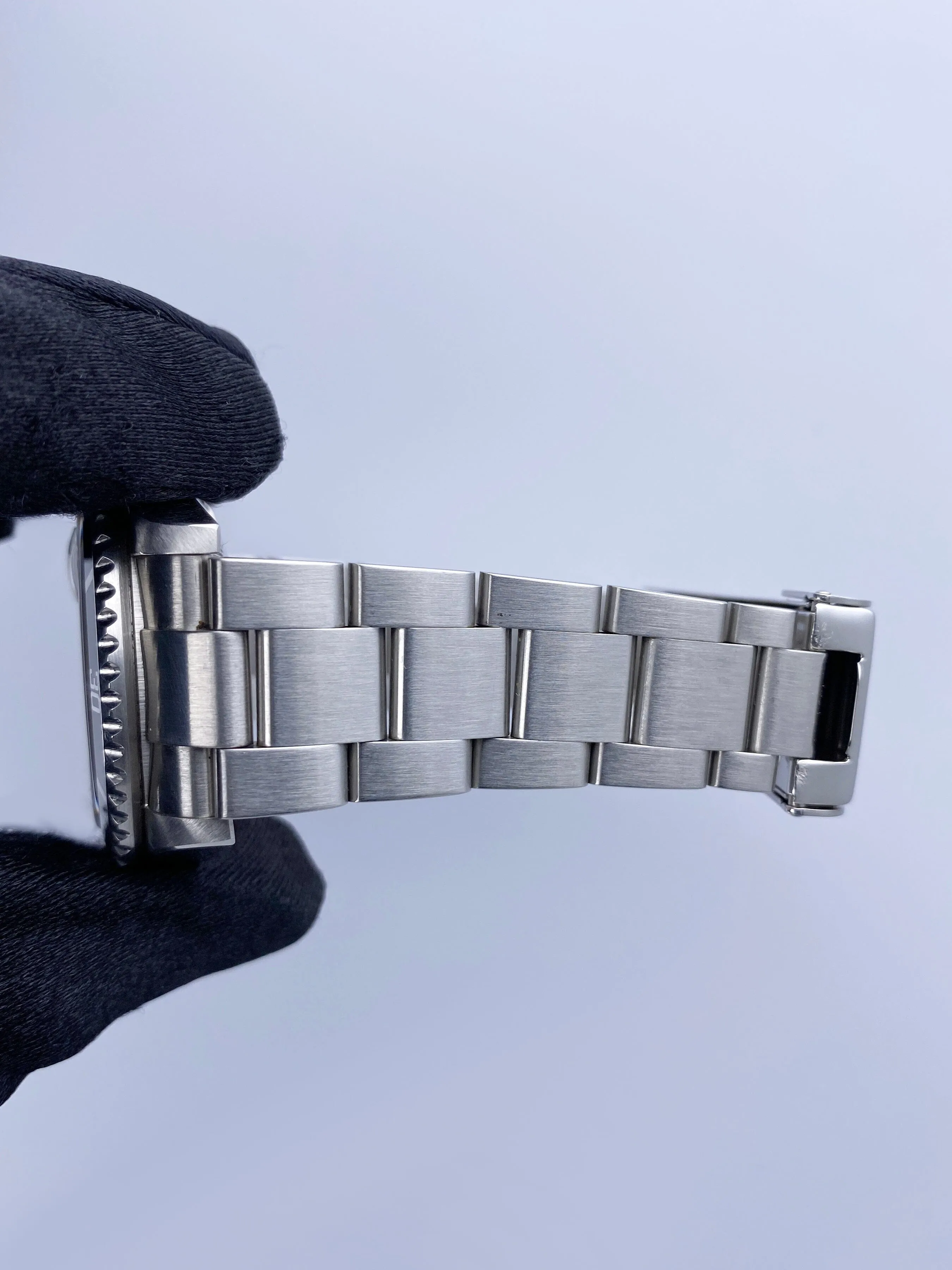 Rolex Submariner Date 16610 Mens Watch Box Papers