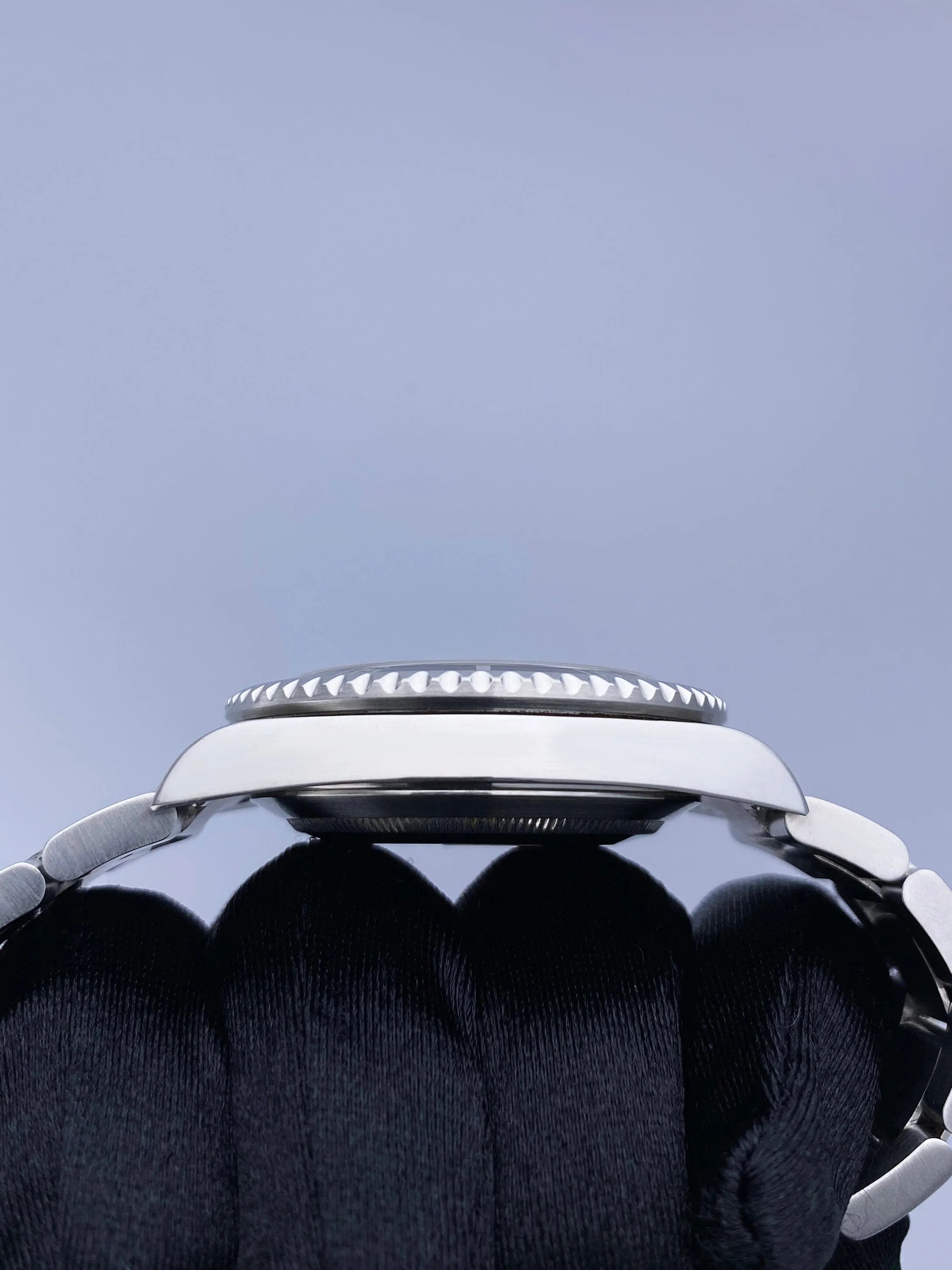 Rolex Submariner Date 16610 Mens Watch Box Papers
