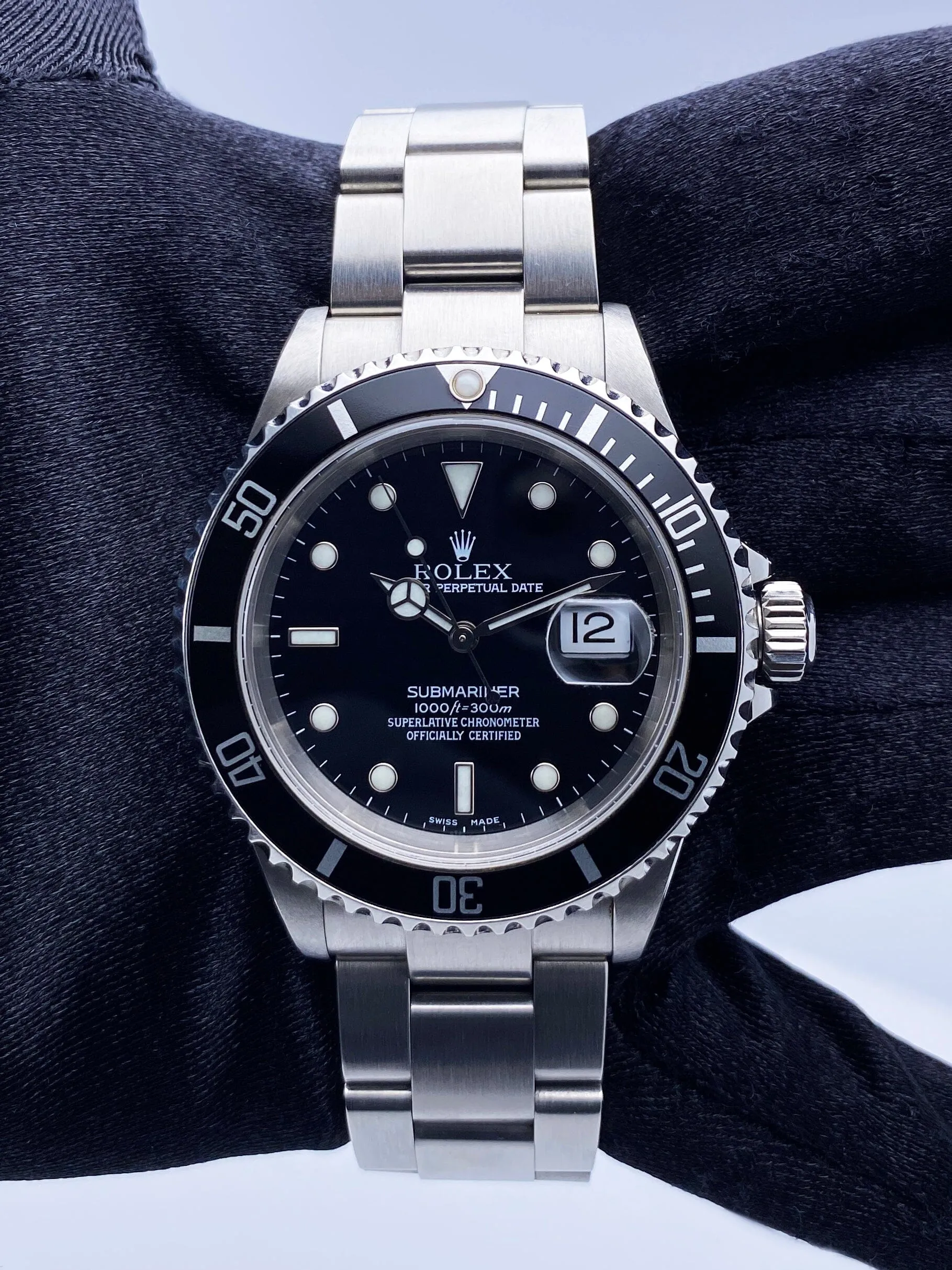 Rolex Submariner Date 16610 Mens Watch Box Papers