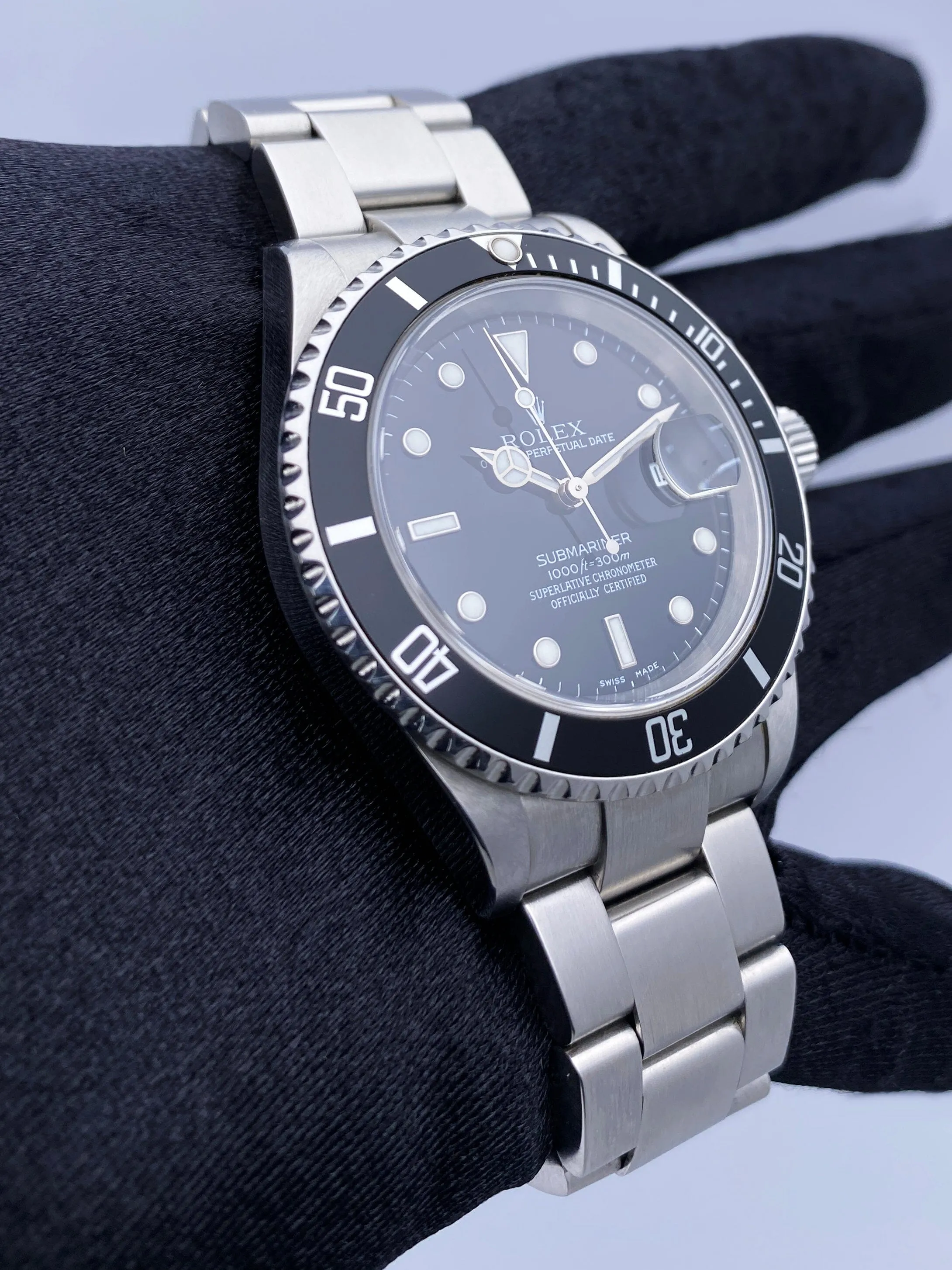 Rolex Submariner Date 16610 Mens Watch Box Papers