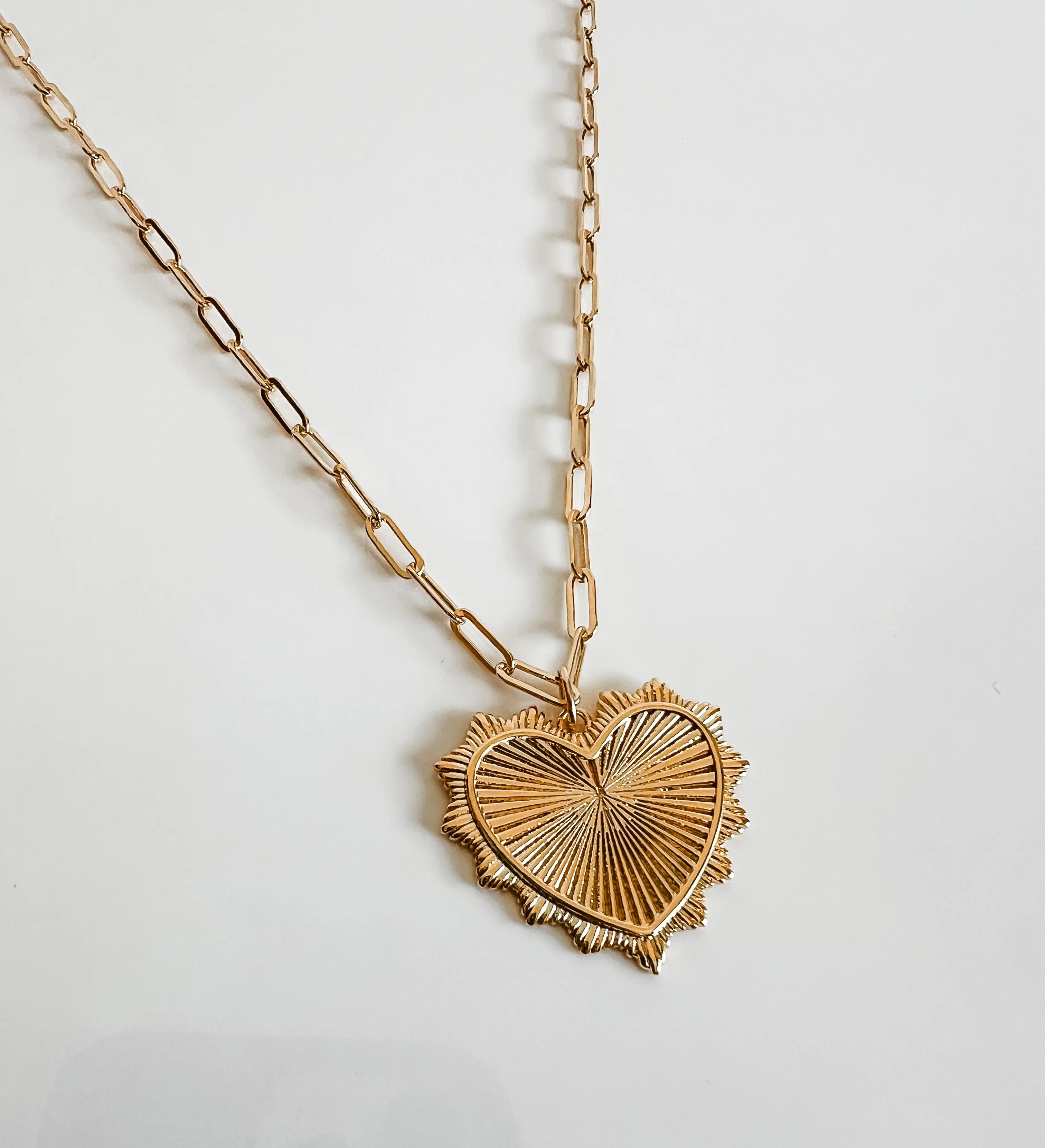 VANESSA sharp scalloped heart chain