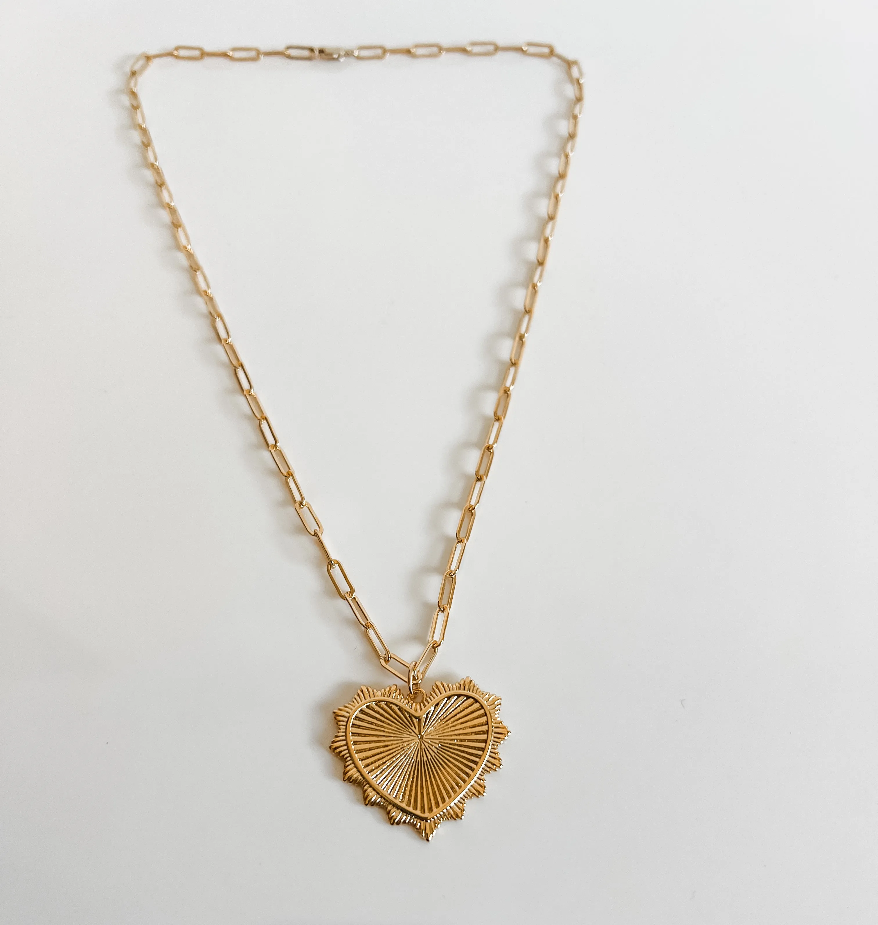 VANESSA sharp scalloped heart chain