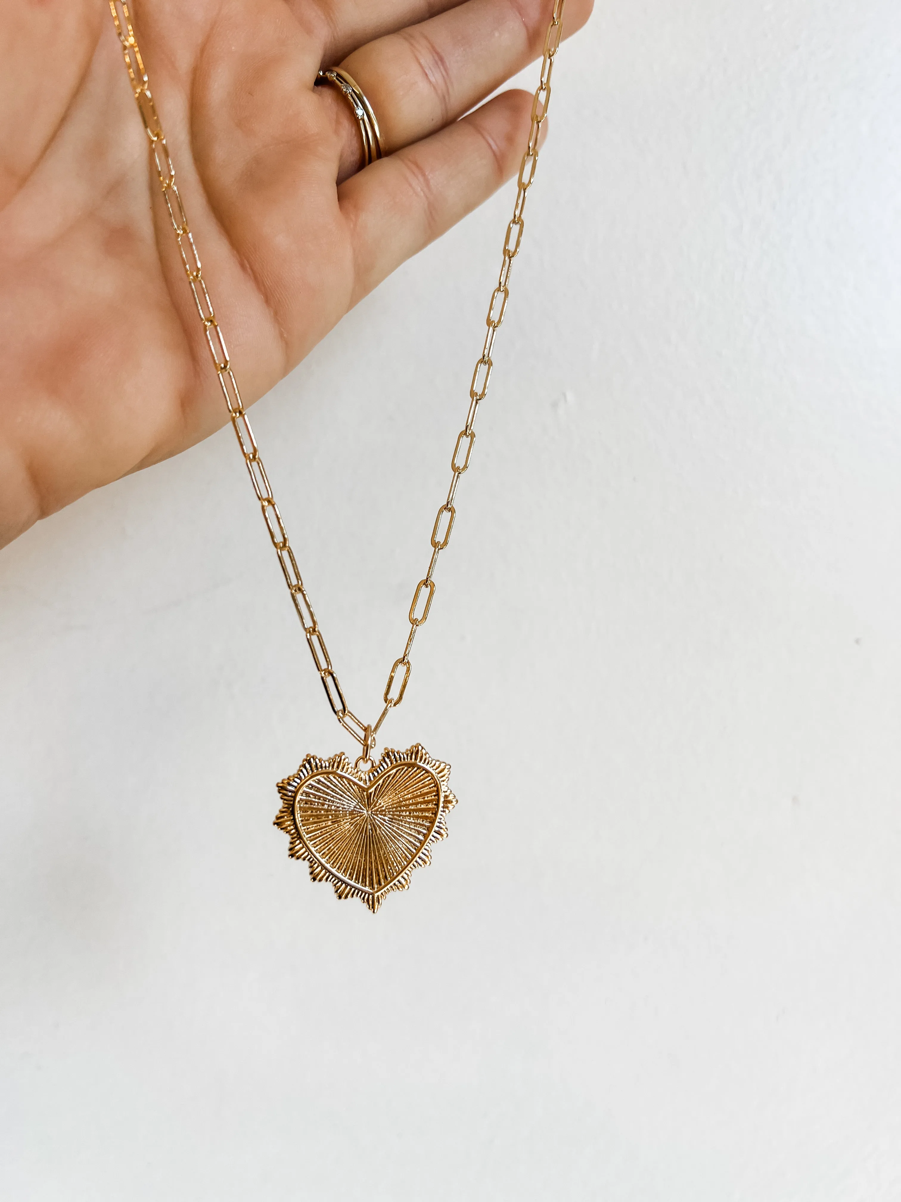 VANESSA sharp scalloped heart chain
